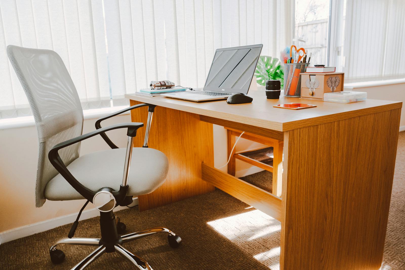 Lyst moderne direktørkontor med ergonomiske designerstole